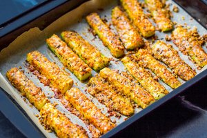 Vasaros hitas: neatsivalgomai skanios cukinijų lazdelės su sūriu 