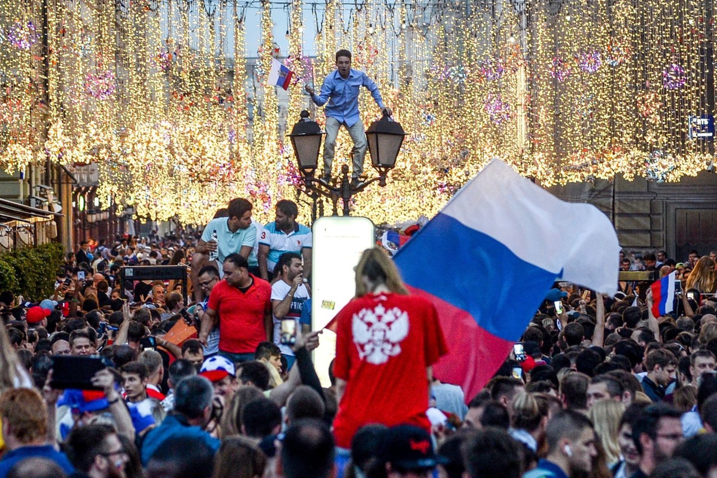 Rusai džiaugėsi, kai jų futbolo rinktinė pateko į pasaulio čempionato ketvirtfinalį.<br>AFP/Scanpix nuotr.