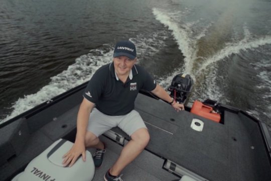 Eksperimentas: štai kas nutinka dideliam kateriui pritaikius mažą variklį