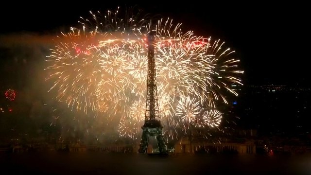 Prancūzai švenčia visu pajėgumu – Eiffelio bokštas paskendo fejerverkuose 