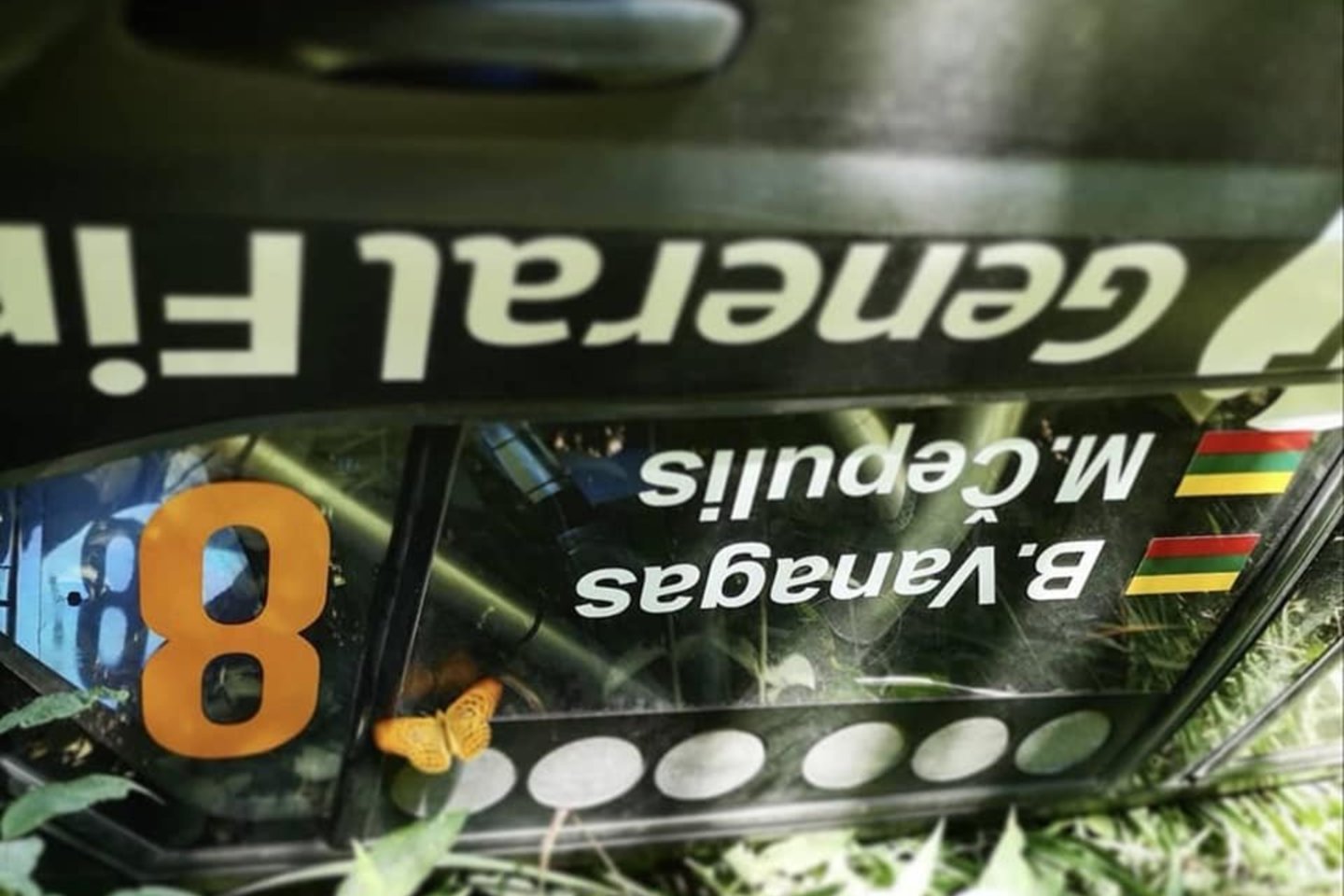 „Škoda Fabia R5“ ralio bolidas nebuvo stipriai apgadintas, tačiau ekipažui tiesio nepavyko jo atversti.<br> Socialinių tinklų nuotr.