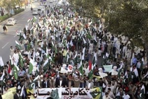 Nelaimės Pakistano rinkimų kampanijos renginyje aukų skaičius išaugo iki 130