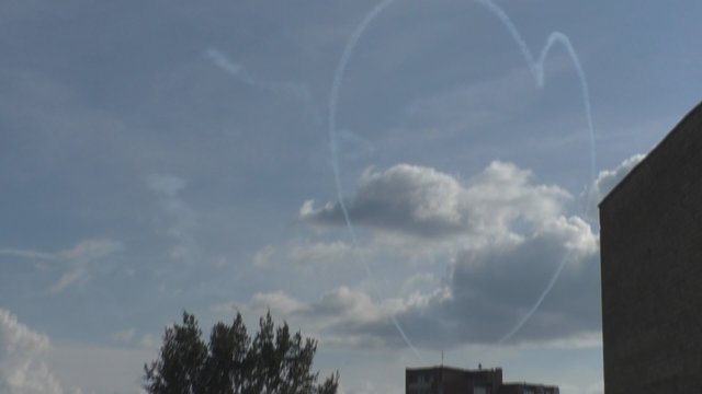 Pasidalijo aviacijos šventės Kaune vaizdais: lėktuvai danguje piešė įstabias formas