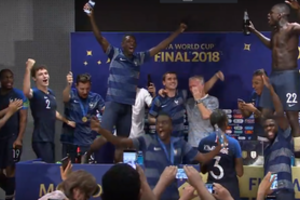 D. Deschamps'o spaudos konferencija – su dainomis ir besiliejančiu šampanu