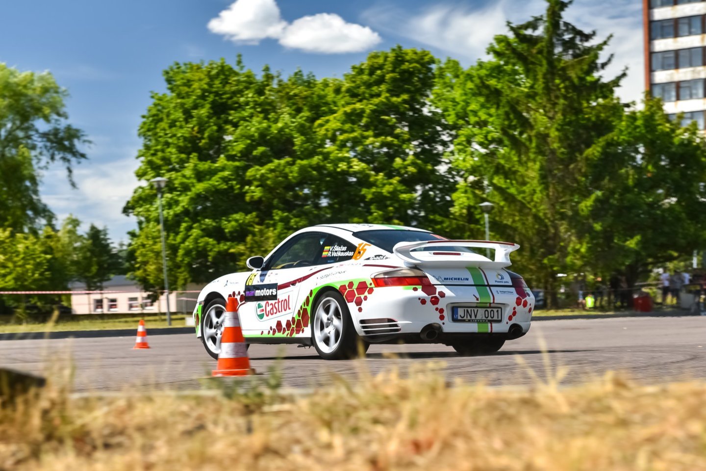Vytis Šliažas nuo šiol lenktynėse vietoj „Volkswagen Passat“ vairuoja gerokai egzotiškesnį „Porsche 911 4S (996)“.<br> Vytauto Pilkausko nuotr.