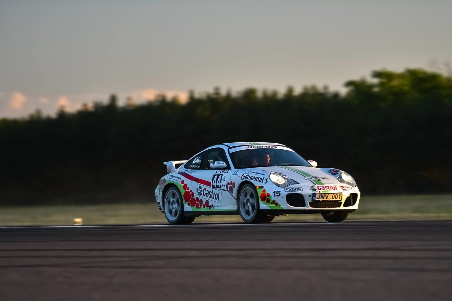 Vytis Šliažas nuo šiol lenktynėse vietoj „Volkswagen Passat“ vairuoja gerokai egzotiškesnį „Porsche 911 4S (996)“.<br> Vytauto Pilkausko nuotr.