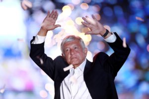 Meksikos išrinktasis prezidentas žada perpus susimažinti algą