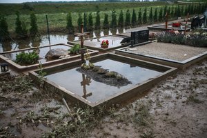 Akibrokštas Kauno rajone: iš apsemtų kapinių padarė cirką