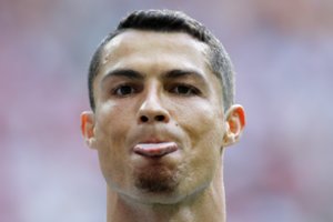 Cristiano Ronaldo pasitiko minios „Juventus“ sirgalių, o jo marškinėliai išgraibstyti už 54 mln. eurų