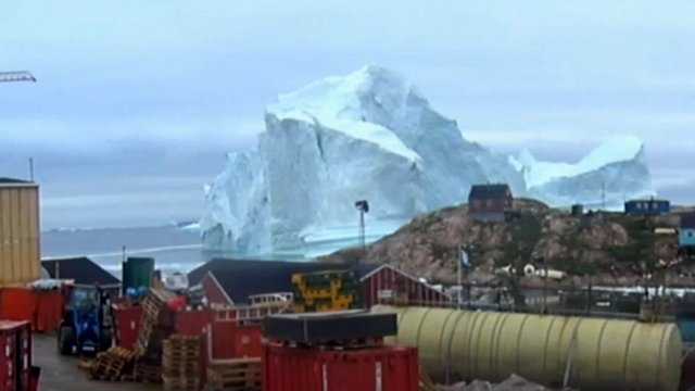 Prie Grenlandijos priartėjęs ledkalnis grasina paskandinti kaimą