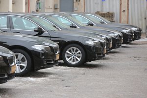 Seimo kanceliarija pardavė 8 automobilius