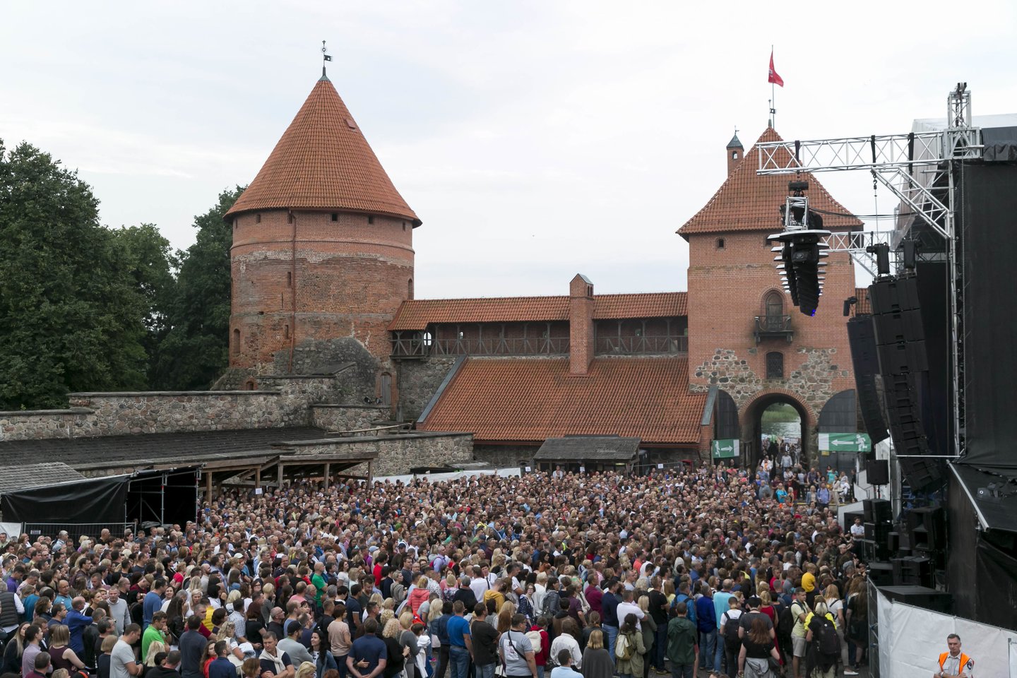 Popmuzikos veteranai „a-ha“ Trakų pilyje džiugino minią gerbėjų. <br>T.Bauro nuotr.