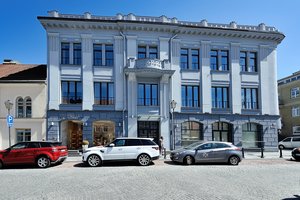 Vietoj banko būstinės – restoranas ir prabangių drabužių parduotuvė