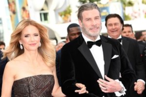 Kelly Preston dievina darbą filmavimo aikštelėje greta savo vyro Johno Travoltos