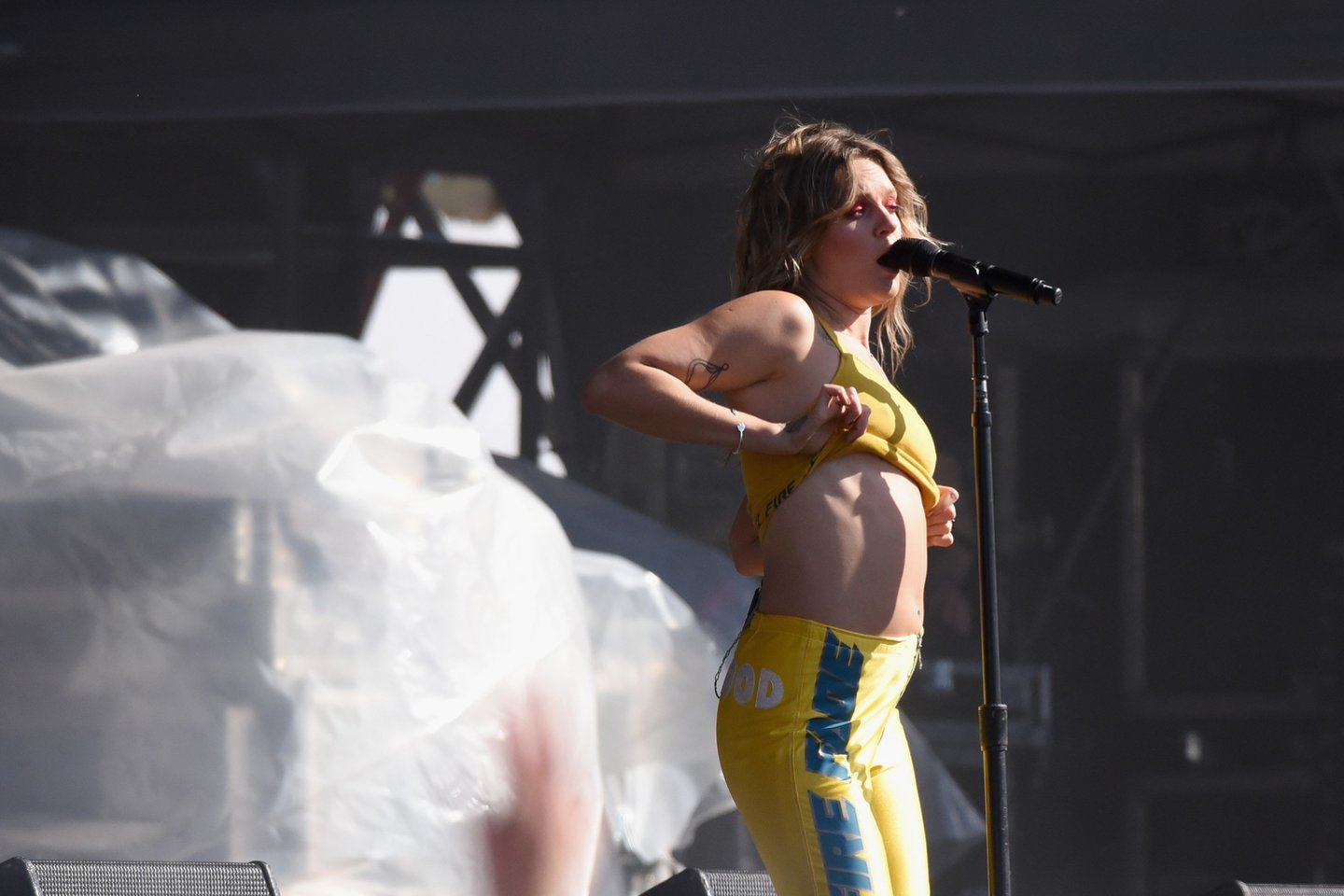  Tove Lo koncertuose mėgsta apnuoginti krūtinę.<br>„Scanpix/AFP“ nuotr.