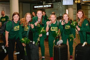 Medalius Europos čempionate iškovojusios dvidešimtmetės grįžo į Lietuvą