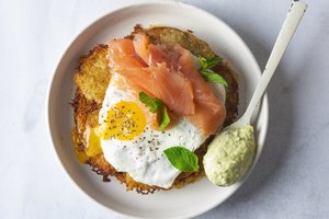 Kulinaras žino daugiau nei šimtą būdų, kuo paskaninti bulvinius blynus