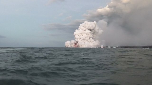 Havajuose nerimas dėl Kilauėjos ugnikalnio – lavos bomba pataikė į turistų laivą