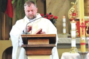 Žinia moterį palikusiam daugiavaikiui klebonui: teks išlaikyti tris sūnus