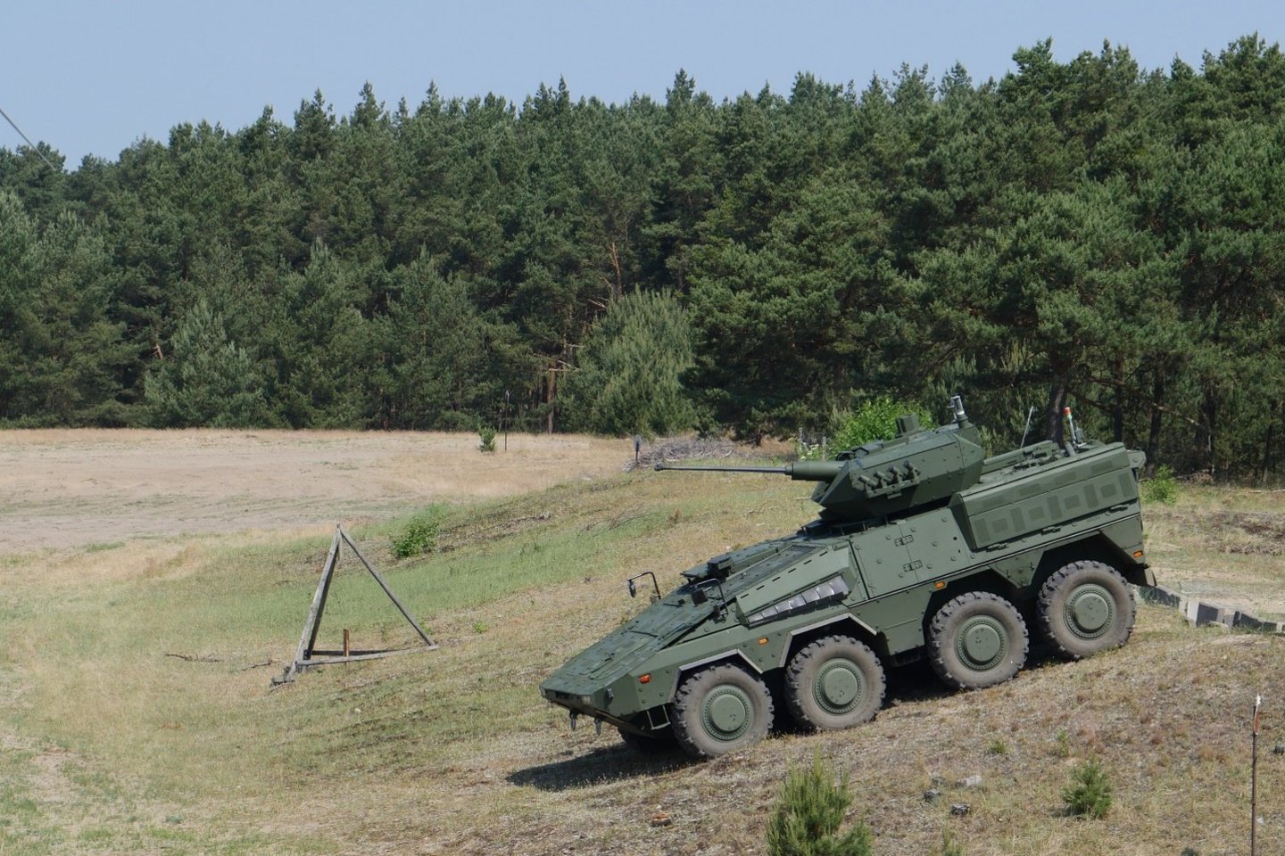 Testuojamos Lietuvos kariuomenės pėstininkų kovos mašinos „Vilkas“.<br>Gamintojo ARTEC nuotr.