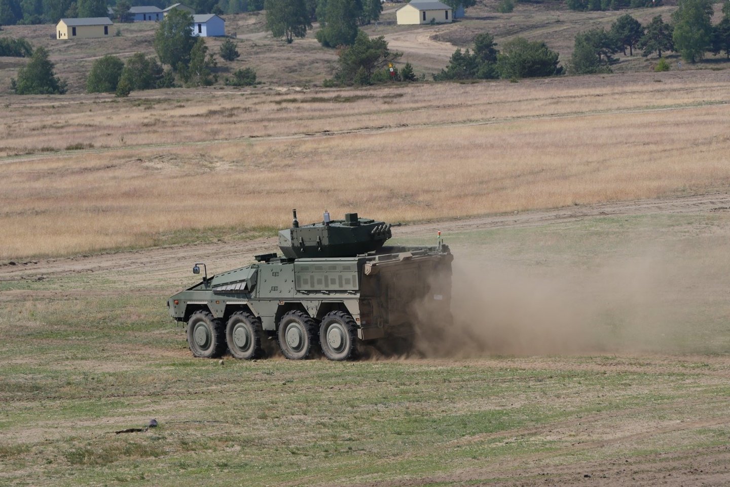 Testuojamos Lietuvos kariuomenės pėstininkų kovos mašinos „Vilkas“.<br>Gamintojo ARTEC nuotr.