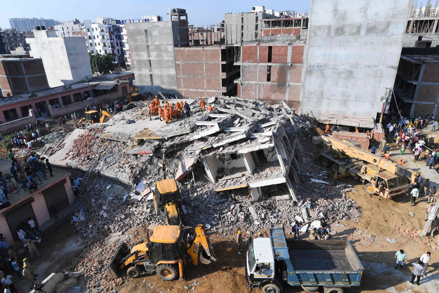  Netoli Indijos sostinės Delio ant gyvenamojo komplekso užgriuvus dar tik statytam pastatui žuvo mažiausiai trys žmonės, trečiadienį pranešė pareigūnai.<br> AFP/Scanpix nuotr.