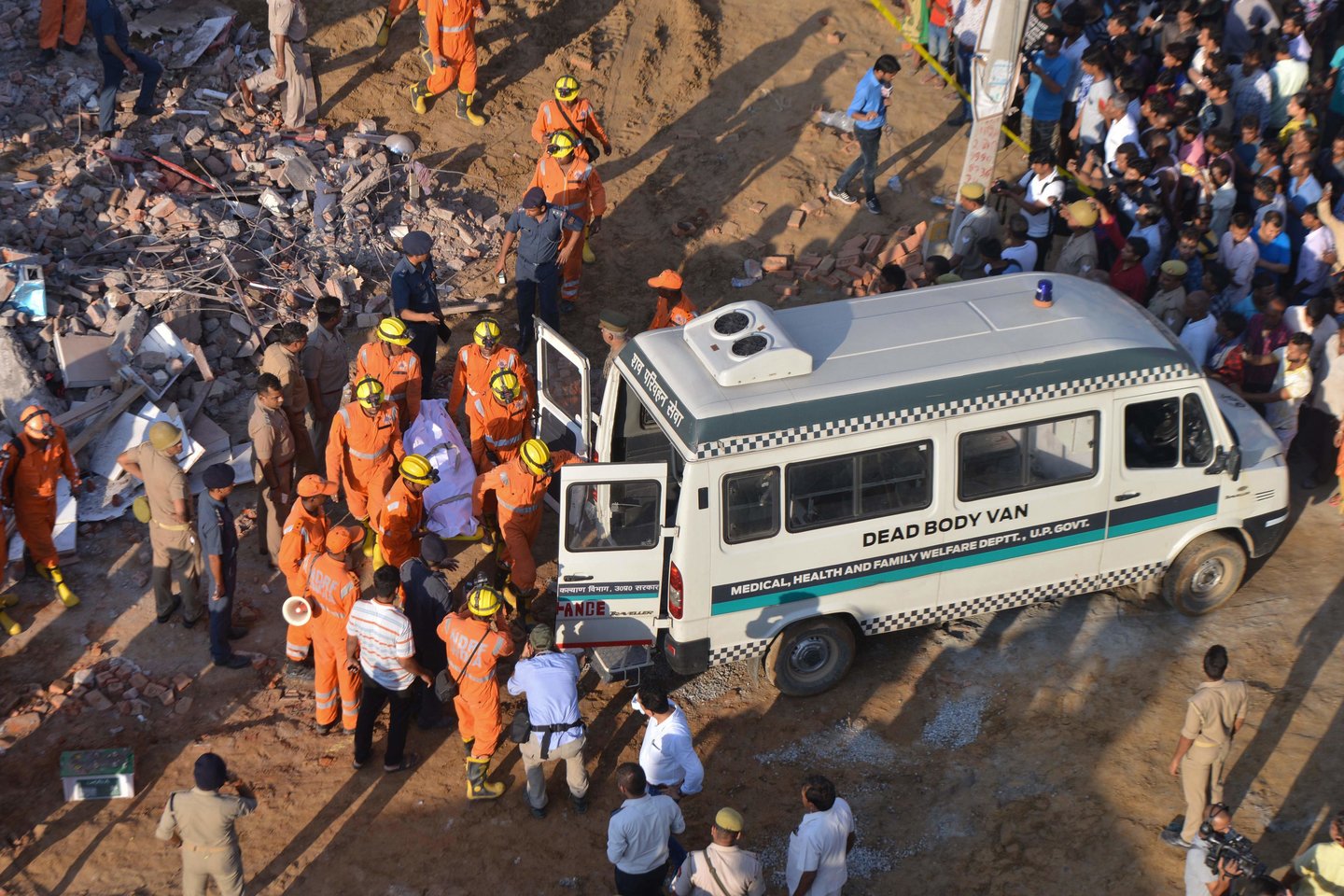  Netoli Indijos sostinės Delio ant gyvenamojo komplekso užgriuvus dar tik statytam pastatui žuvo mažiausiai trys žmonės, trečiadienį pranešė pareigūnai.<br> AFP/Scanpix nuotr.