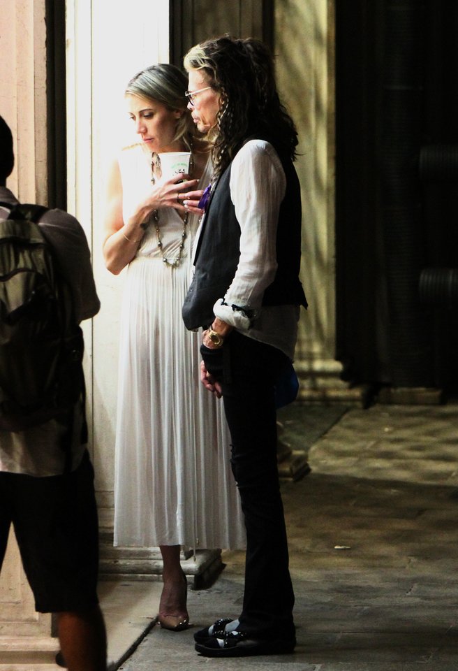 Venecijoje Stevenas Tyleris ir Aimee Preston pasidavė romantikai, kuri priminė pasaką.<br> Scanpix nuotr.