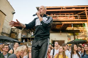 Pamatykite: Vidas Bareikis pristato „Galapagų“ merginų įkvėptą dainą ir klipą