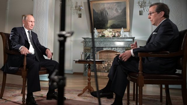 Vladimiras Putinas interviu su amerikiečių žurnalistu metu ne juokais suirzo
