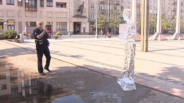 Prie Seimo išdygusi ledo skulptūra visuomenei užduoda svarbų klausimą
