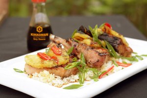 Medaus ir sojų padaže marinuota kiauliena su ypatingai paruoštais ryžiais