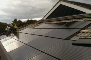 Didžiausia Baltijos šalyse saulės energijos jėgainė ant stogo bus statoma Lentvaryje 