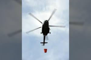 Lietuvos kariuomenės sraigtasparnis talkina braliukams: gesina didžiulį miško gaisrą Latvijoje