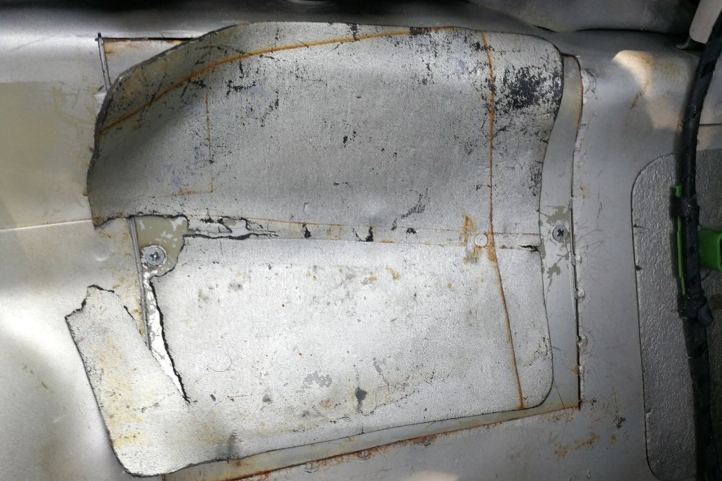  Automobilio slėptuvėje rusė į Lietuvą vežė 15 kilogramų gintaro.<br> VSAT nuotr.