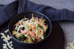 Daug įdomesnio skonio kopūstų salotos – su spanguolėmis ir obuoliais