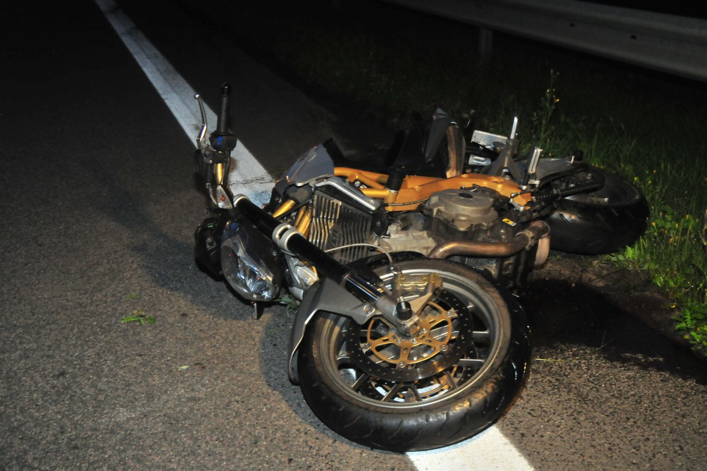„Aprillia“ motociklo vyras nesuvaldė aplenkęs pirmoje juostoje važiavusį automobilį. <br>A.Vaitkevičiaus nuotr.
