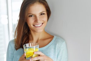 Rytais geriate vandenį su citrina? Štai ką reikėtų žinoti