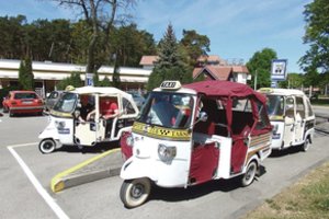 Turistų pamėgti „tuktukai“ Nidos gyventojus varo iš proto