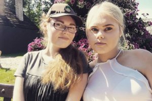 Dvi seserys iki mokyklos buvo kaip visi – dabar turi sunkią negalią