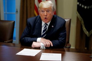 Apklausa: amerikiečiai nepatenkinti Donaldo Trumpo pozicija susitikime Helsinkyje