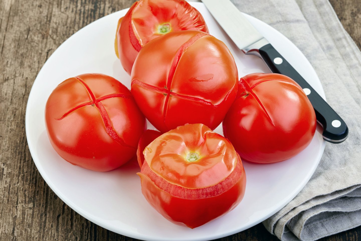 Verdančiu vandeniu nuplikius pomidorus odelė lengvai nusilupa.<br> 123rf.com 