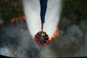 Perspėjo Žemaitijos gyventojus: dėl gaisro durpyne Latvijoje smarvė jaučiama ir Lietuvoje