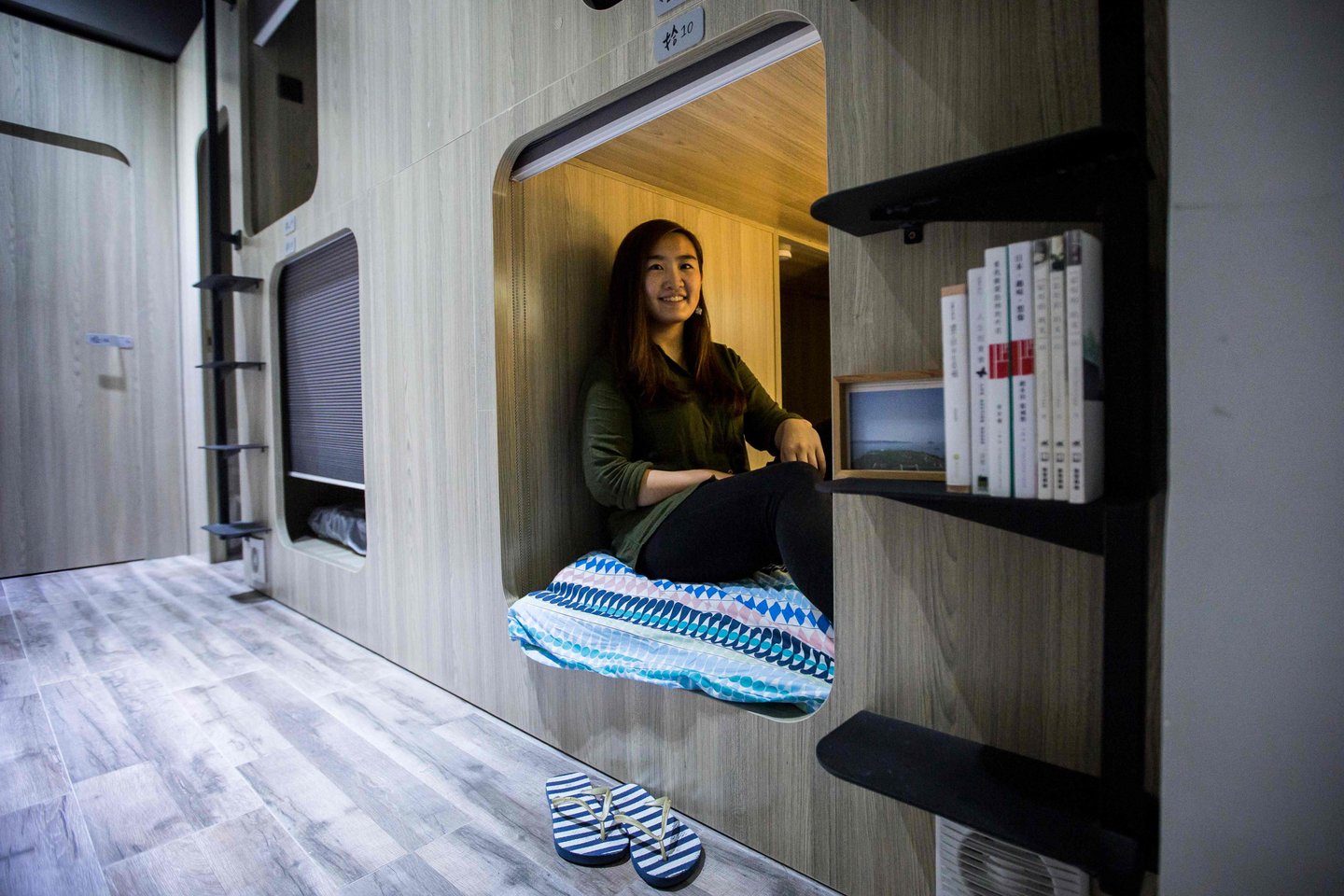 Michelle Chau nuomojamame būste Hongkonge.<br> AFP/Scanpix nuotr.