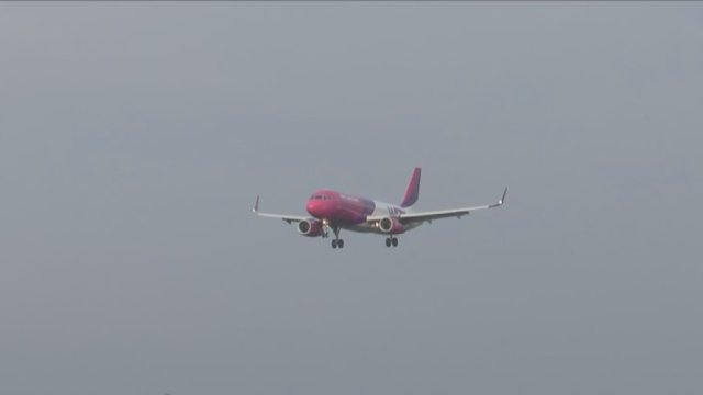 Turintys „Wizz Air“ bilietus, sukluskite: atšaukė dalį maršrutų iš Vilniaus