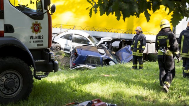 Kraupi avarija Vilniuje: susidūrė 5 automobiliai ir sunkvežimis, žuvo žmogus