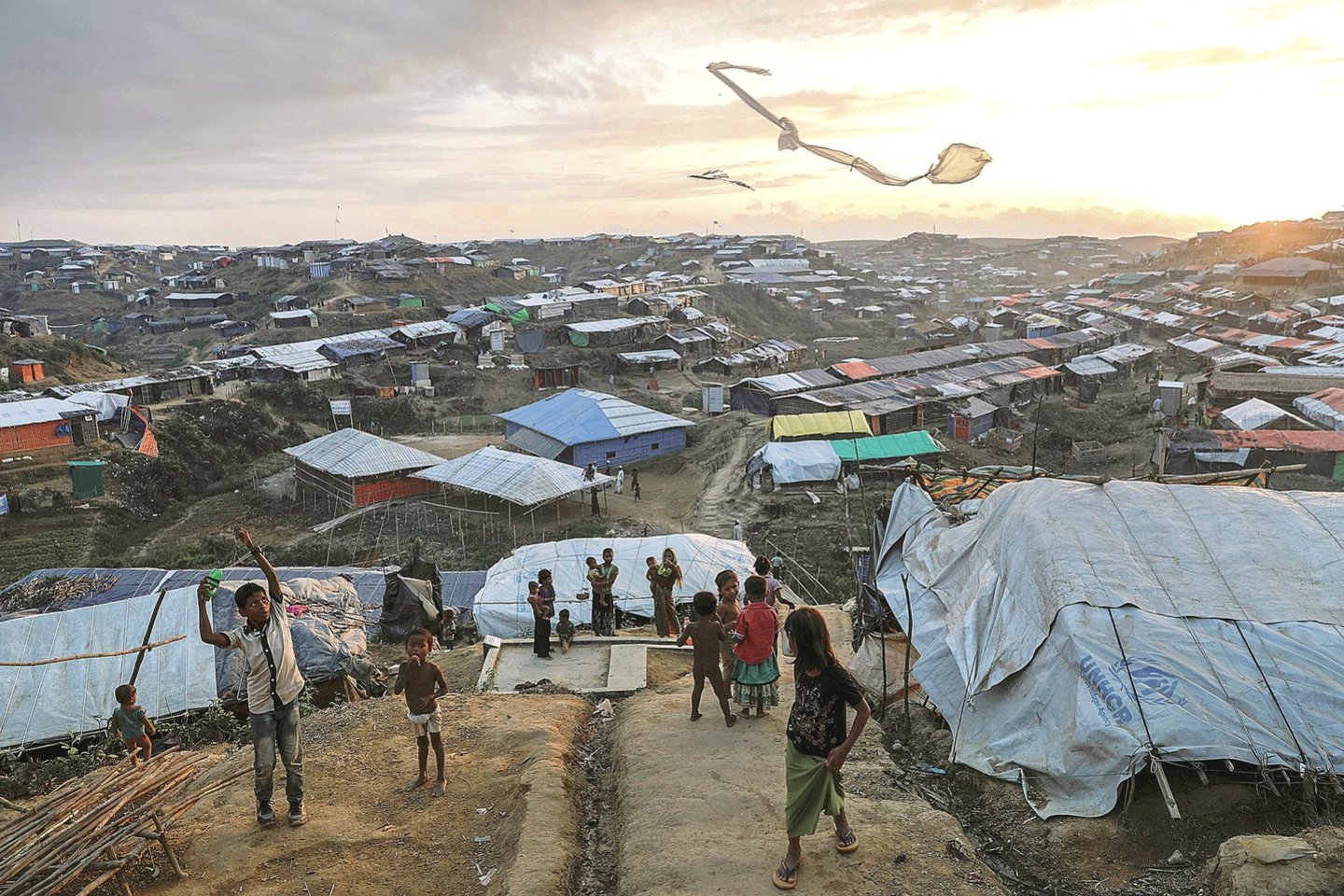 Pabėgėlių stovykloje gyvenimas sunkus. Nuo smurto pabėgę rohinjai gyvena neviltyje, išprievartautos moterys ir jų vaikai atskiriami nuo bendruomenės.<br>„Reuters“/„Scanpix“ nuotr.