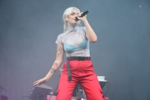 Prasidėjo festivalis „Positivus“: švedė Tove Lo muzika ir nuogybėmis įkaitino ir latvius