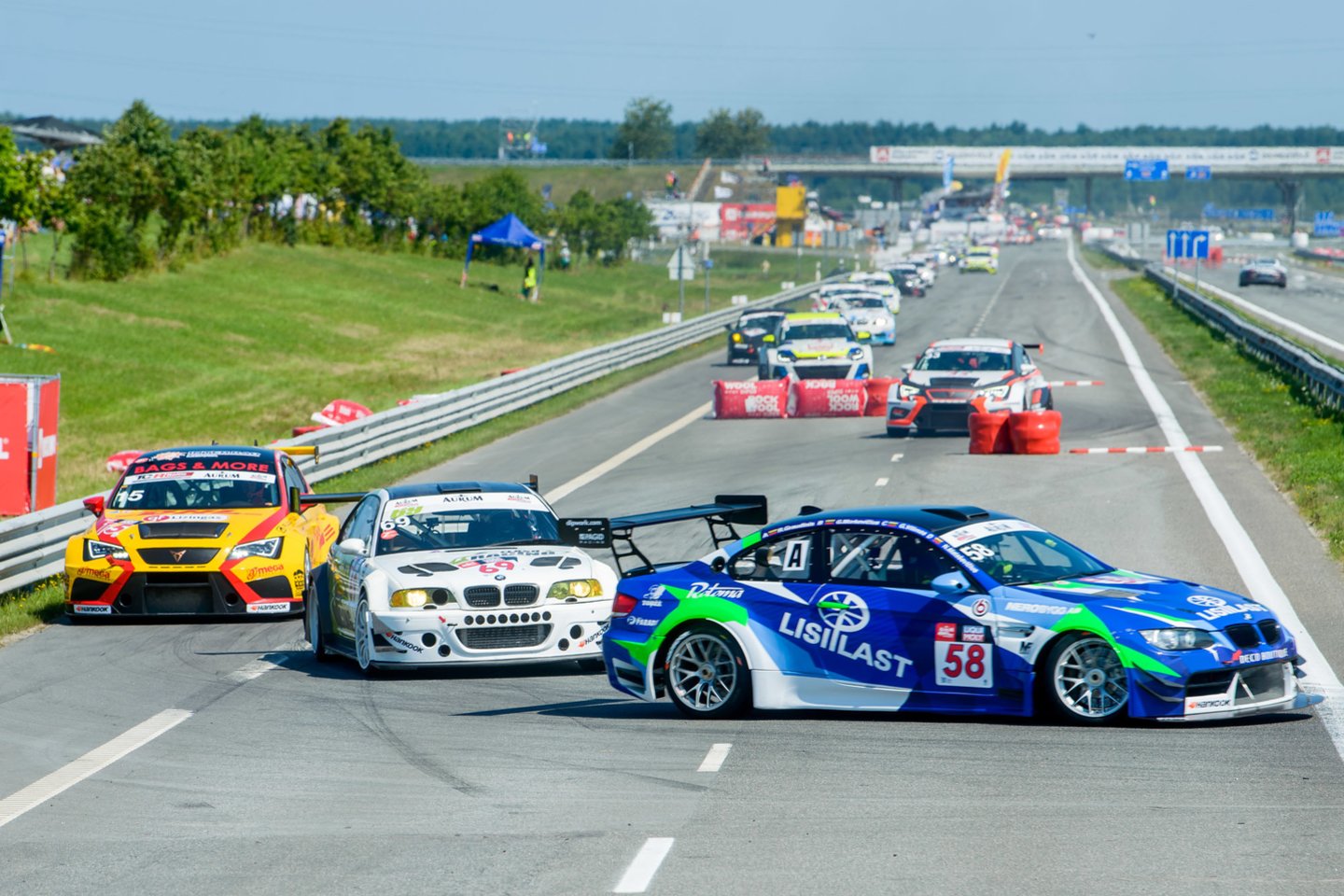  Palangoje 37 automobiliai varžosi „Aurum 1006 km lenktynėse“.<br> J.Stacevičiaus nuotr. 