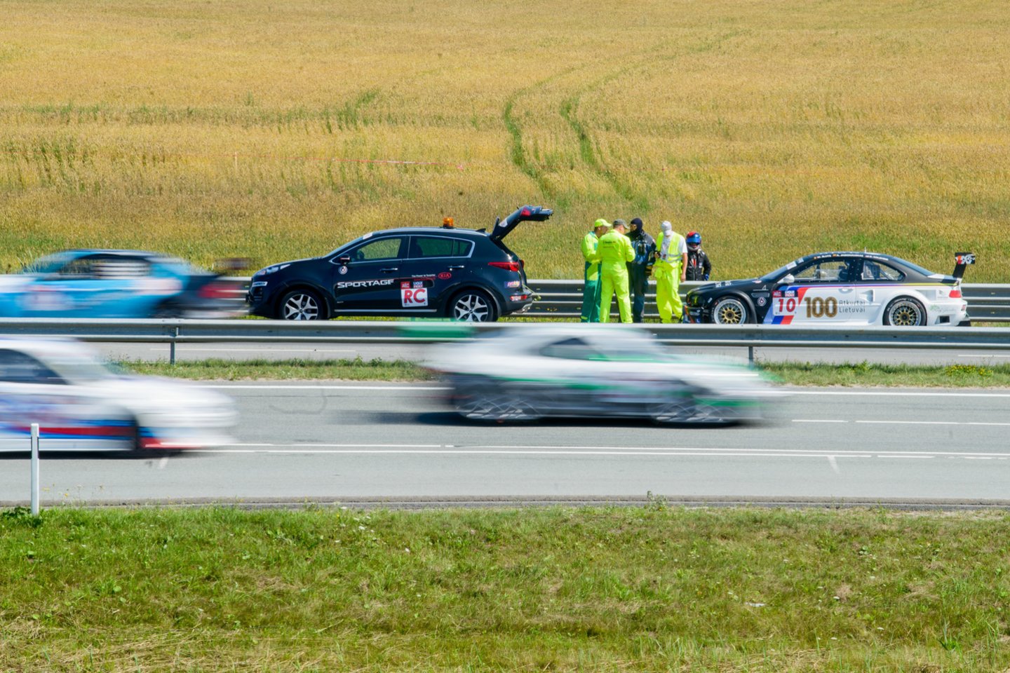  Kai kuriems lenktynių dalyviams prireikė pagalbos. <br> J.Stacevičiaus nuotr. 
